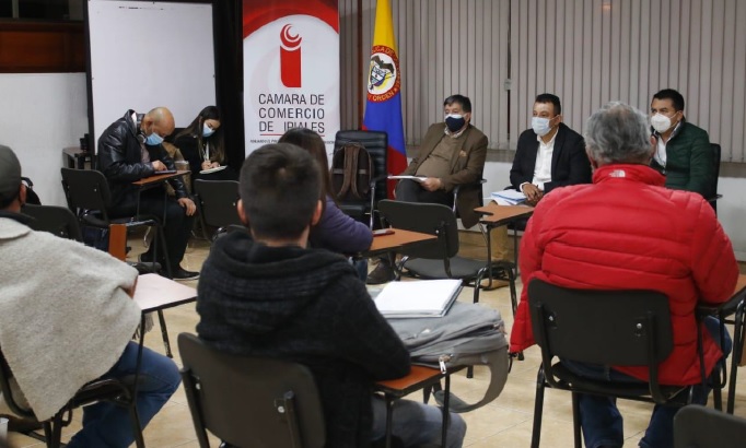 Gobernador busca alternativas para mitigar crisis económica del sector papero en Nariño