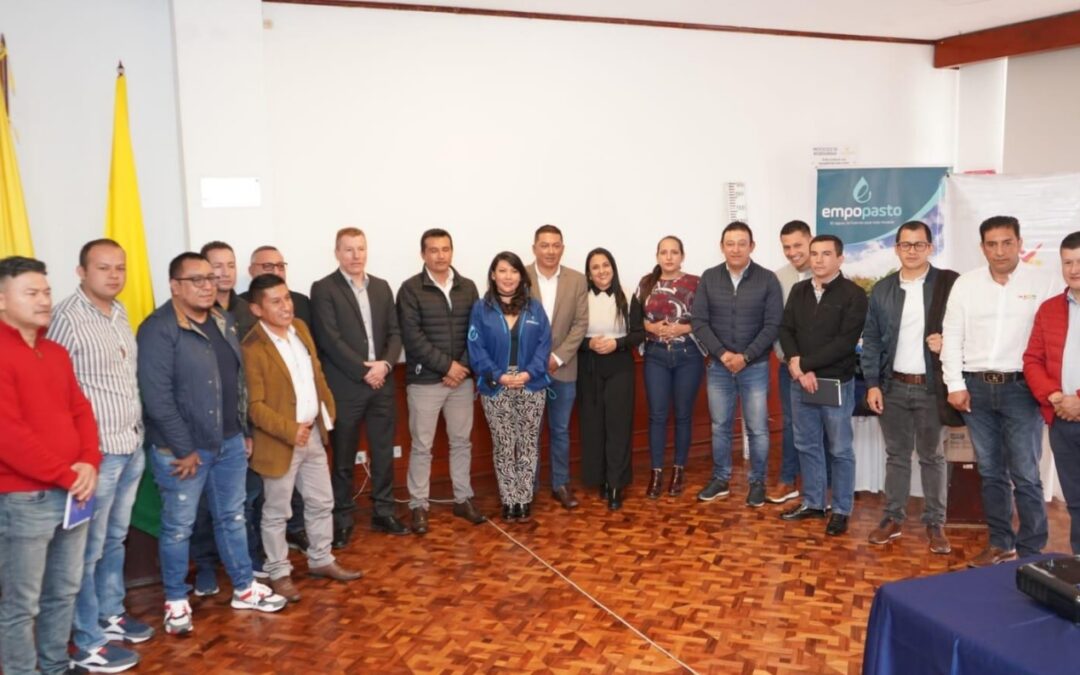 El Gobernador de Nariño, Jhon Rojas, hace entrega de 266 kits de laboratorio para mejorar las condiciones de los acueductos ruales del Departamento