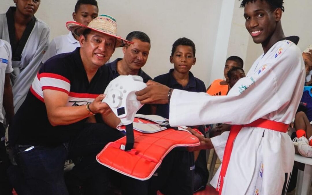Gobernador de Nariño entregó indumentarias para niños y jóvenes deportistas en Tumaco
