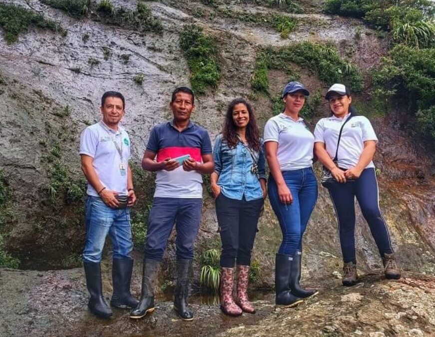 En cumplimiento de los programas de educación y cultura ambiental con enfoque diferencial, conservación de la biodiversidad, emprendimientos verdes, conservación y restauración de áreas de recarga hídrica, abastecedoras de acueductos urbanos y rurales, en beneficio del ambiente de los territorios indígenas Awá, la Secretaría de Ambiente y Desarrollo Sostenible, realizó la supervisión a las actividades previstas en el proyecto con la Unidad Indígena del Pueblo Awá -UNIPA.