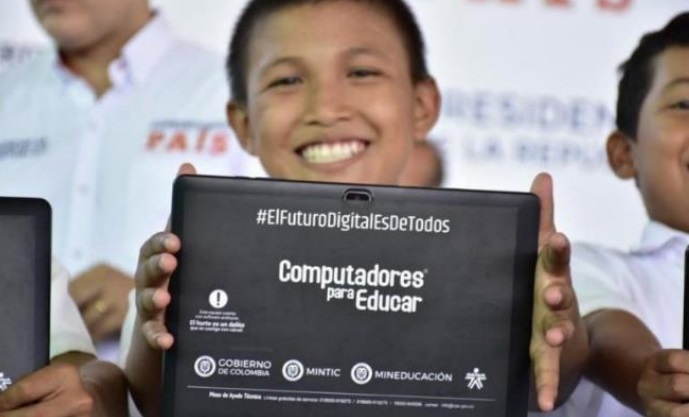 Gobernación de Nariño entregó equipos de computo en 8 municipios del Departamento
