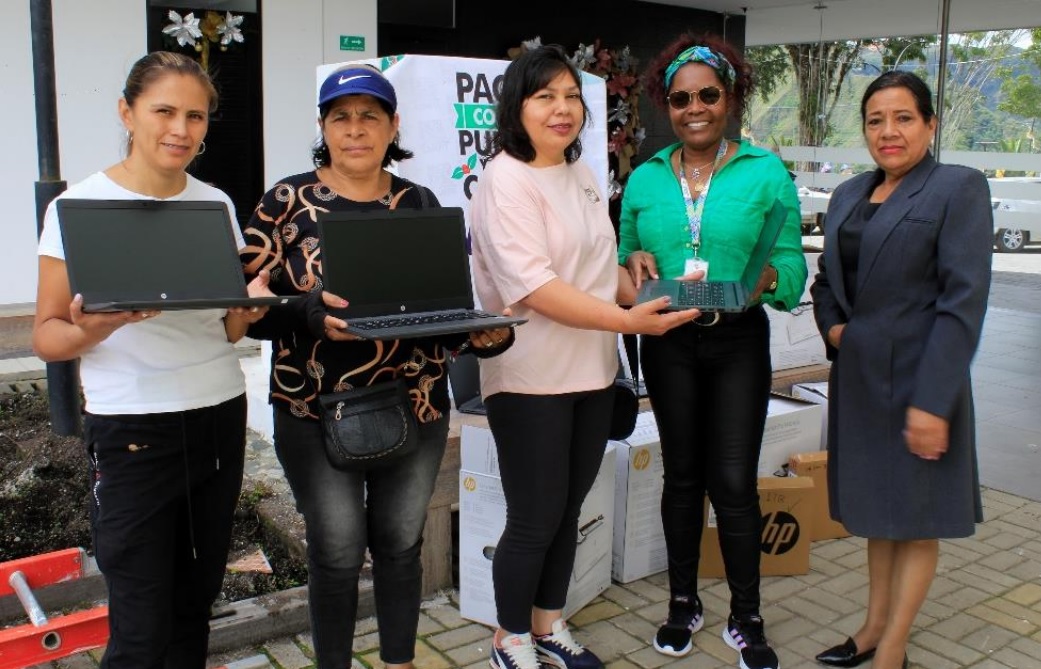 Entregamos equipos tecnológicos a Asociaciones de madres comunitarias de Buesaco