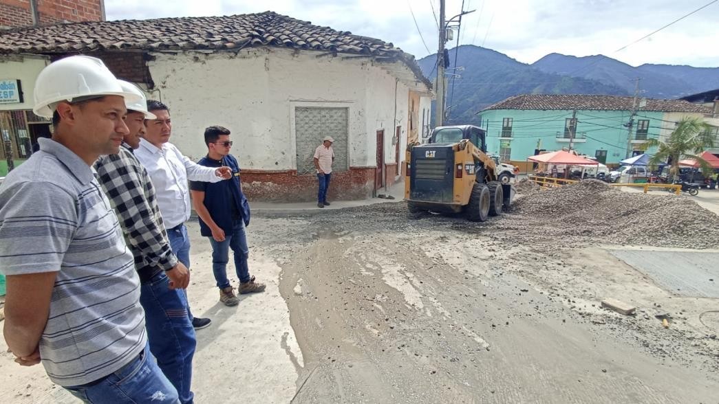 Con recursos por $1230 millones Gobierno Departamental avanza pavimentación en Albán