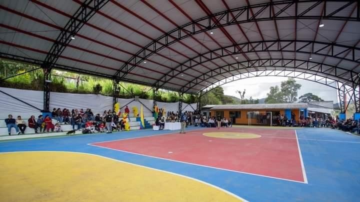 Comunidad de Las Palmas en El Tambo cuenta con polideportivo cubierto