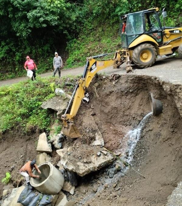 Gobernación de Nariño atiende a través de Maquinaria Amarilla, las afectaciones viales a causa de la lluvia en el Departamento