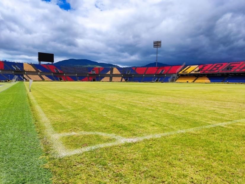 Gobernación de Nariño adelanta acciones de mantenimiento y recuperación de la grama natural del Estadio Departamental Libertad