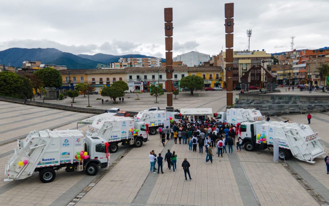Gobernador de Nariño entregó carros compactadores para municipios de Nariño